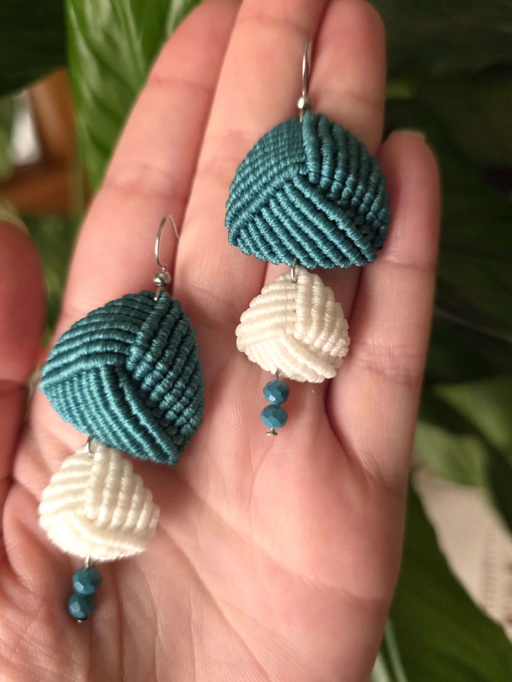 Διπλή Πυραμίδα – Μακραμε σκουλαρίκια σε πετρολ-λευκό - Image 2