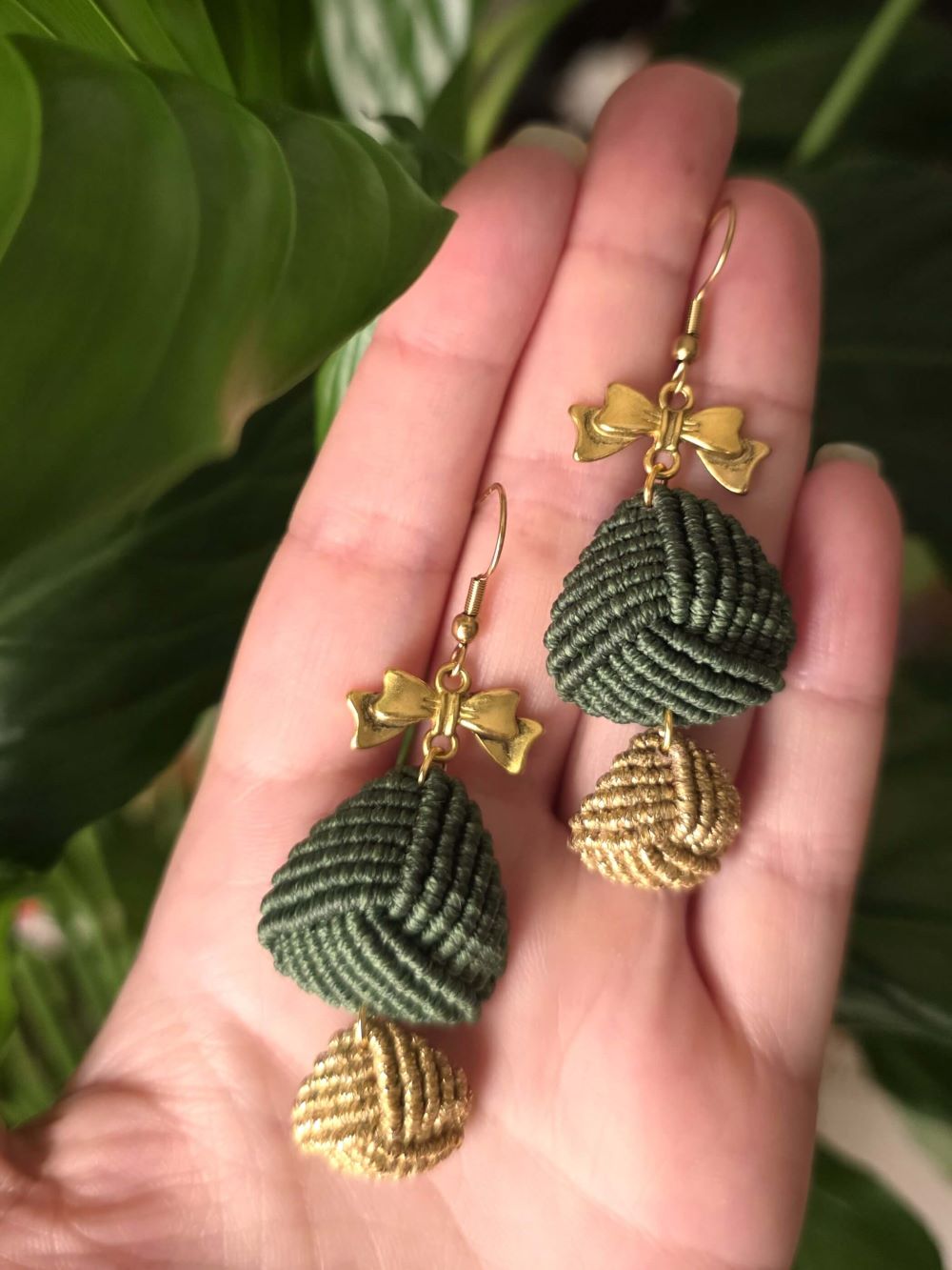 Διπλή Πυραμίδα – Σκουλαρίκια Μακραμε σε Λαδί & Χρυσό - Image 2