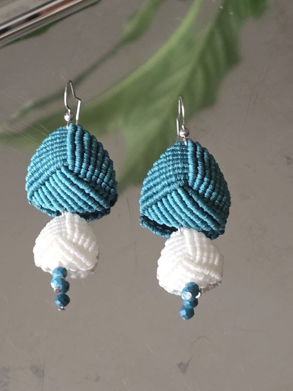 Διπλή Πυραμίδα – Μακραμε σκουλαρίκια σε πετρολ-λευκό - Image 3