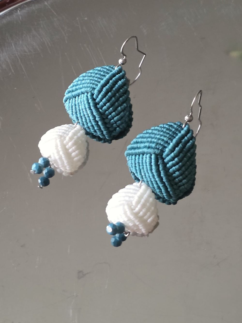 Διπλή Πυραμίδα – Μακραμε σκουλαρίκια σε πετρολ-λευκό