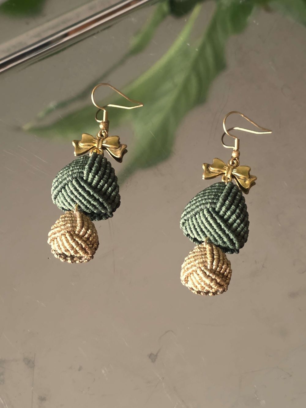 Διπλή Πυραμίδα – Σκουλαρίκια Μακραμε σε Λαδί & Χρυσό