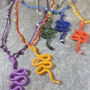 Μακραμε χειροποίητο κολιέ φίδι σε πολλά χρώματα