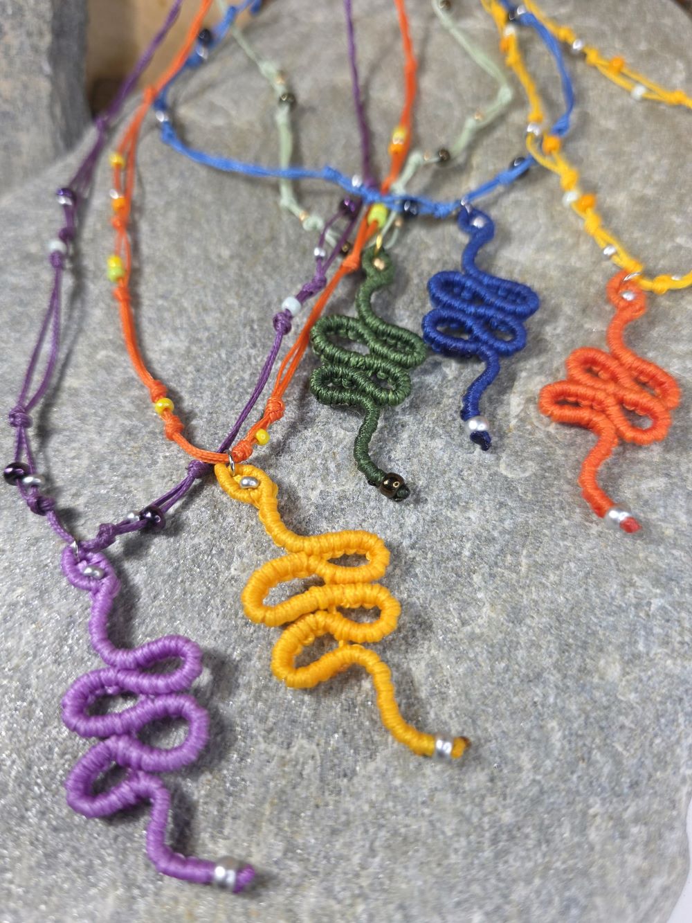 Μακραμε χειροποίητο κολιέ φίδι σε πολλά χρώματα