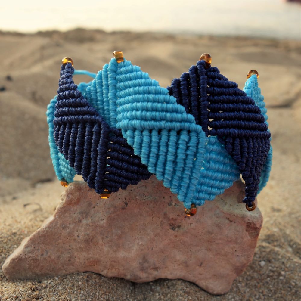 Χειροποίητο Μακραμε Βραχιόλι με Γεωμετρικό Σχέδιο σε Μπλε Αποχρώσεις