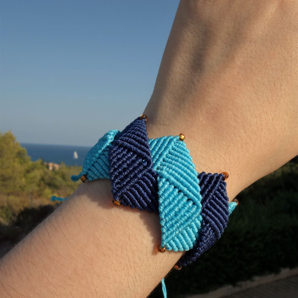 Χειροποίητο Μακραμε Βραχιόλι με Γεωμετρικό Σχέδιο σε Μπλε Αποχρώσεις - Image 2
