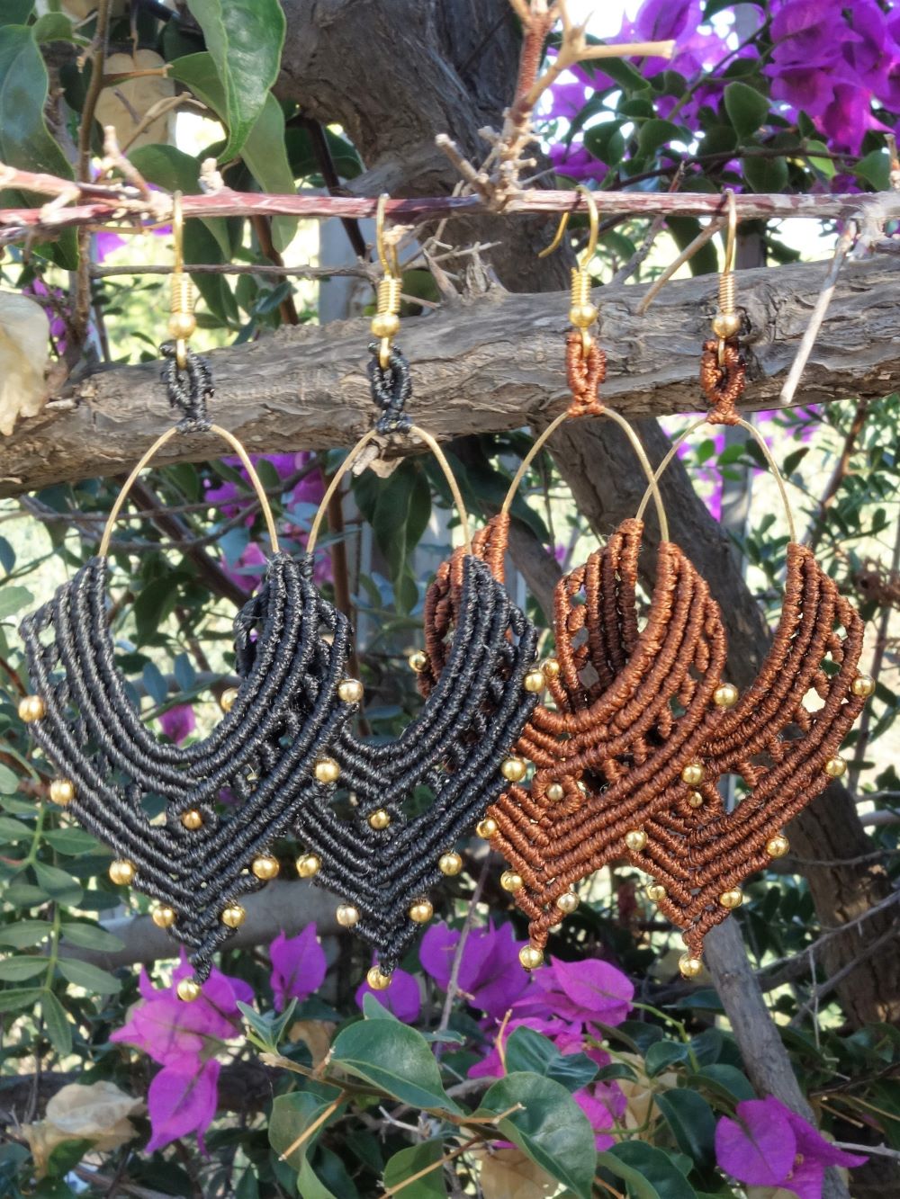 Χειροποίητα μακραμε σκουλαρίκια σε καφέ με χρυσές χάντρες - Image 2