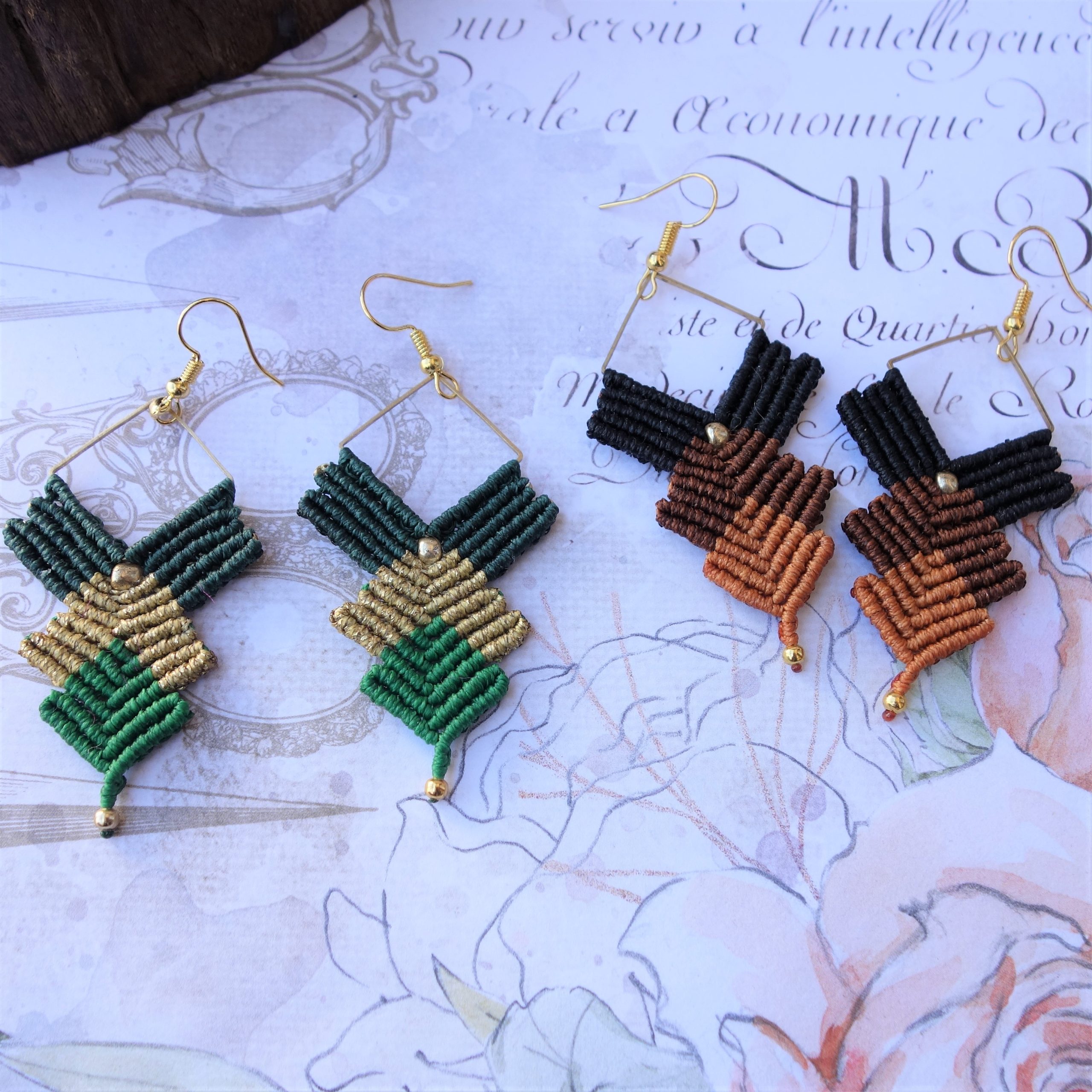 Χειροποίητα μακραμε σκουλαρίκια σε ζεστές γήινες και έντονες αποχρώσεις. Ελαφριά, κομψά και μοναδικά, με χρυσές λεπτομέρειες.