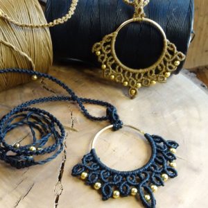 Boho μακραμέ κολιέ χειροποίητο με χρυσές λεπτομέρειες – διαθέσιμο σε μαύρο και μπεζ