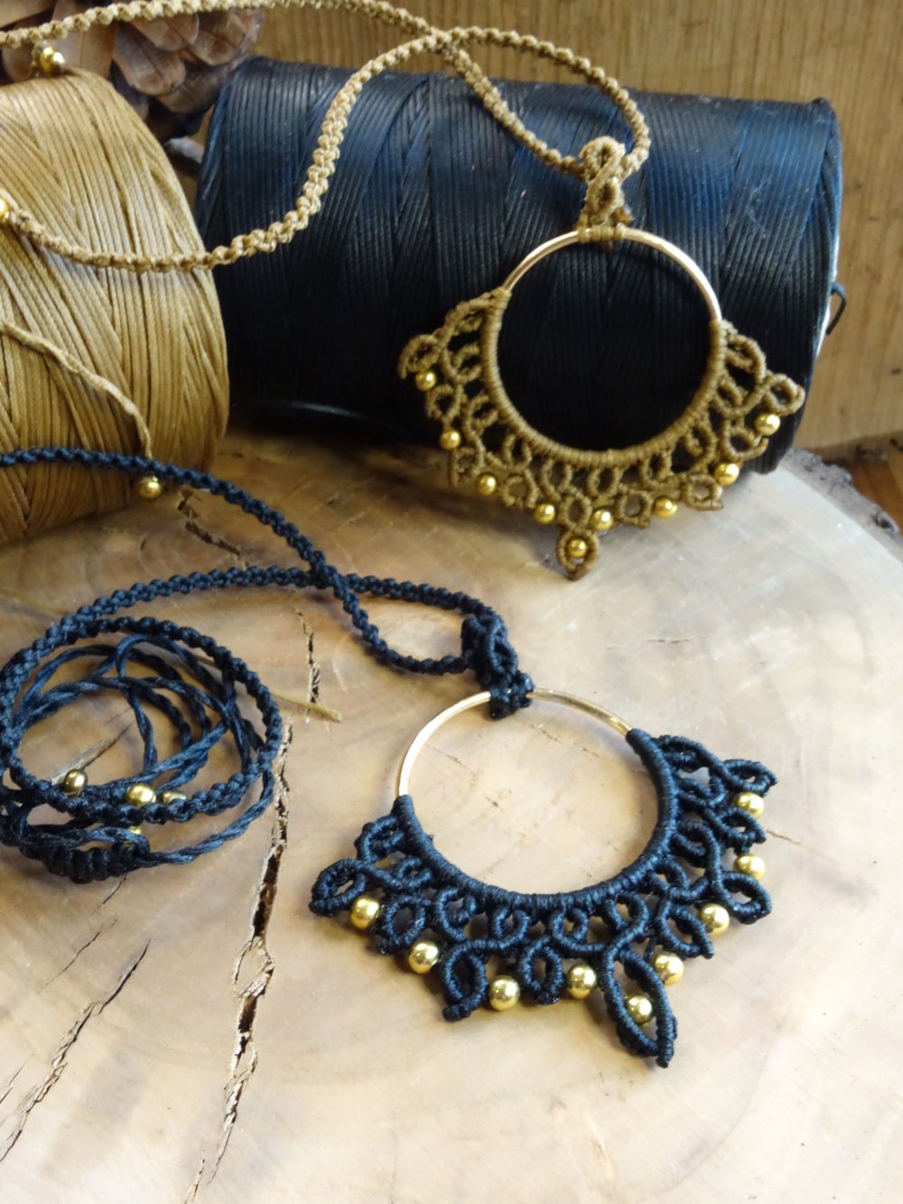 Boho μακραμέ κολιέ χειροποίητο με χρυσές λεπτομέρειες – διαθέσιμο σε μαύρο και μπεζ