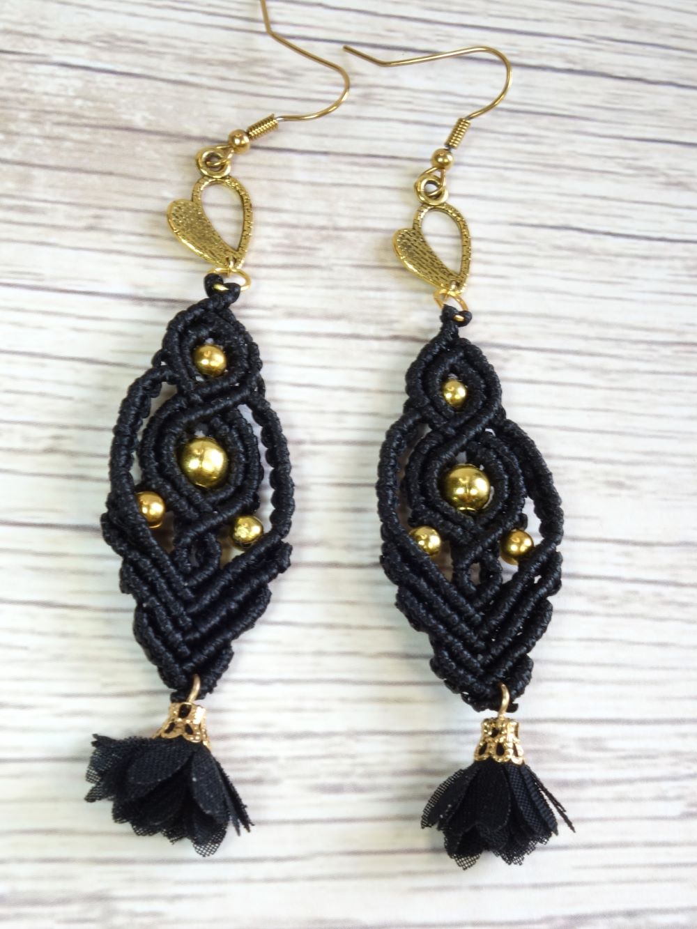 Χειροποίητα μακραμε σκουλαρίκια σε μαύρο με χρυσές λεπτομέρειες και φουντίτσα - Image 3