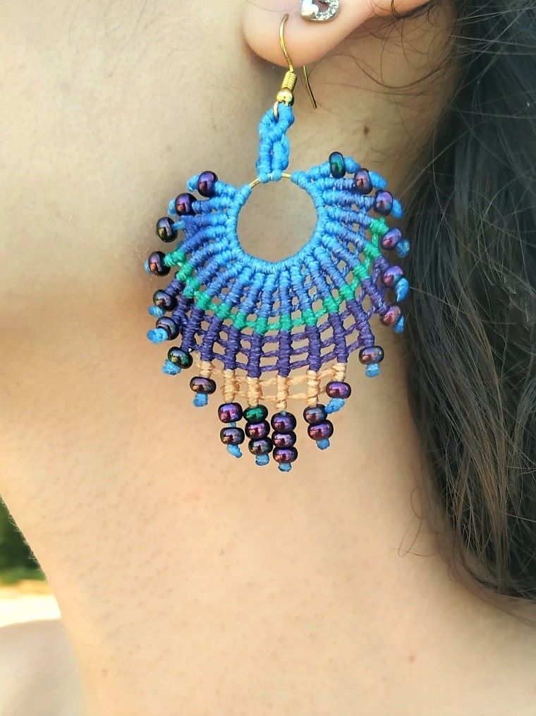 Χειροποίητα μακραμε σκουλαρίκια- παγώνι με χάντρες - Image 2