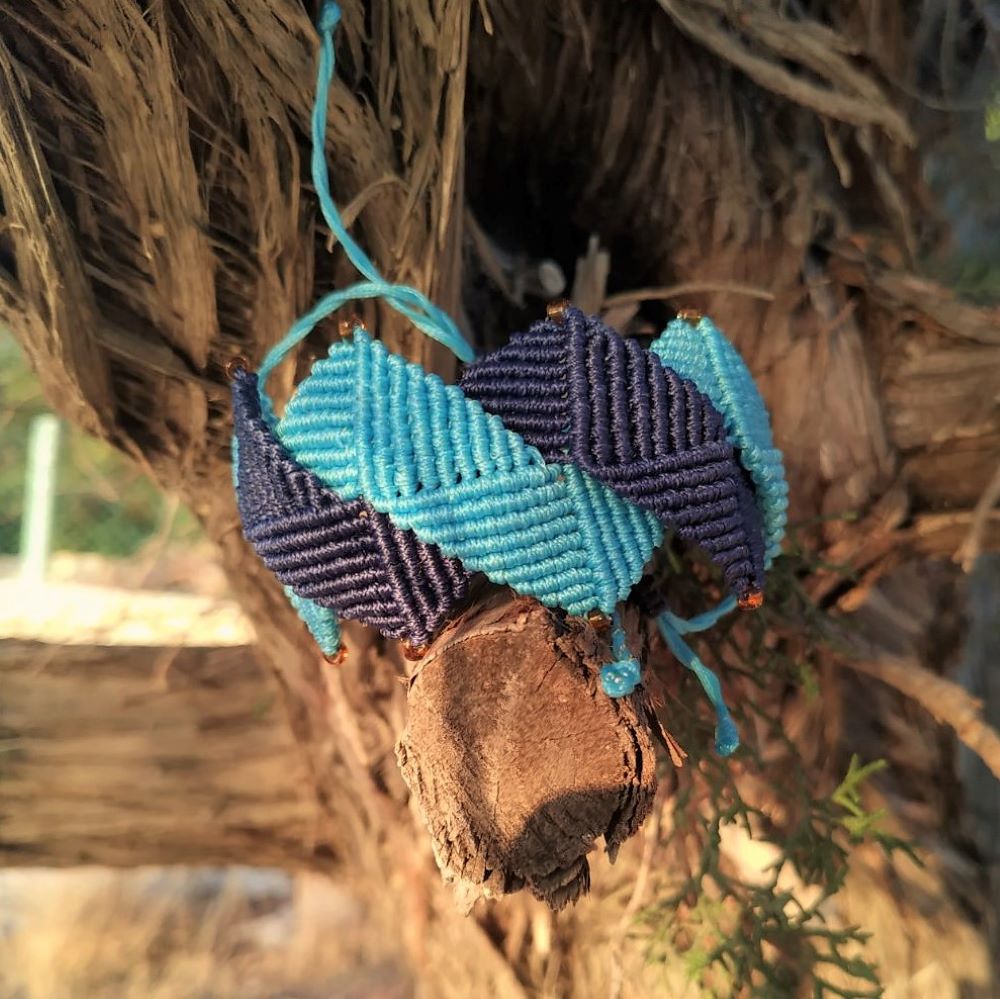 Χειροποίητο Μακραμε Βραχιόλι με Γεωμετρικό Σχέδιο σε Μπλε Αποχρώσεις - Image 3