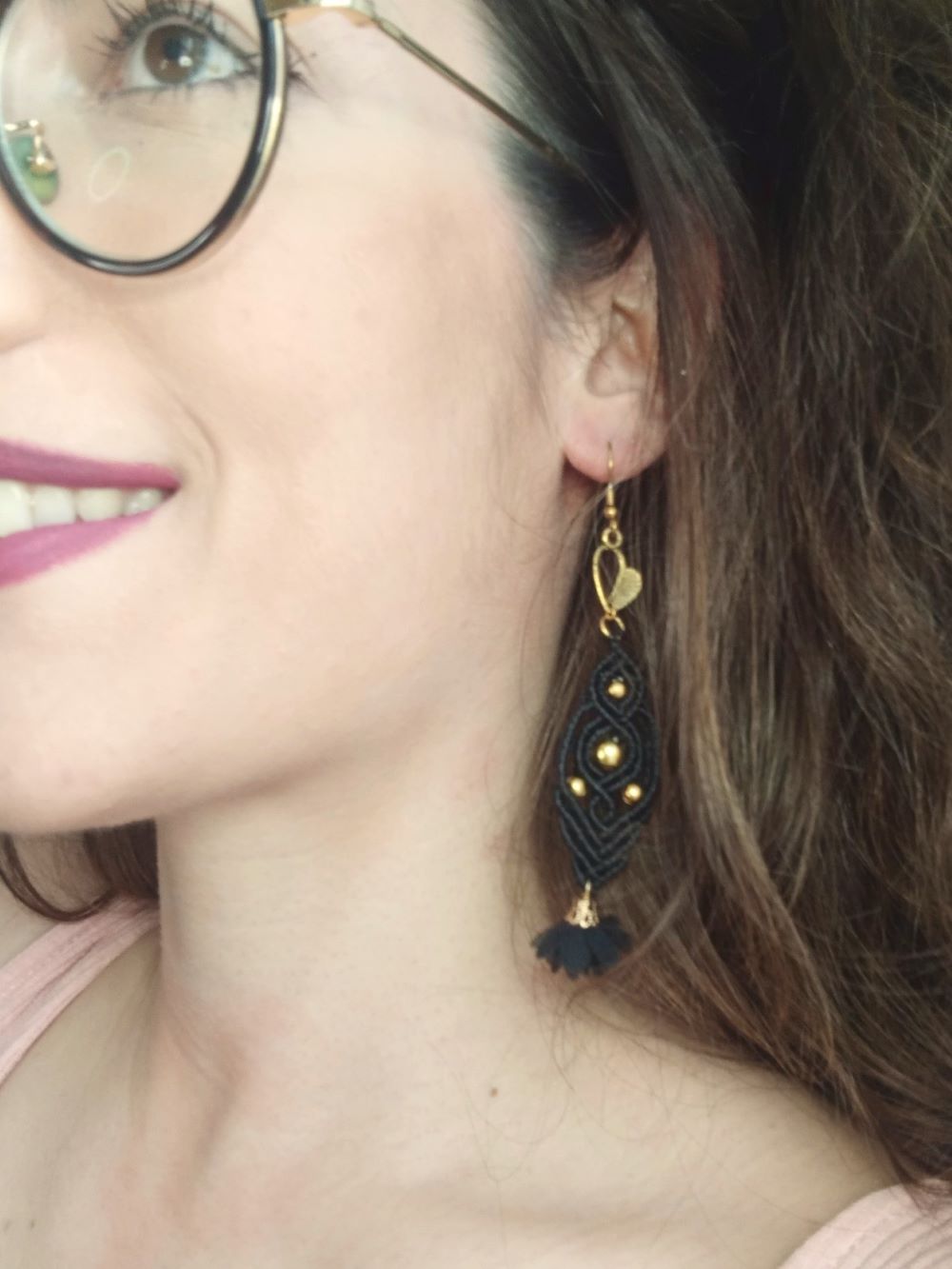 Χειροποίητα μακραμε σκουλαρίκια σε μαύρο με χρυσές λεπτομέρειες και φουντίτσα - Image 2