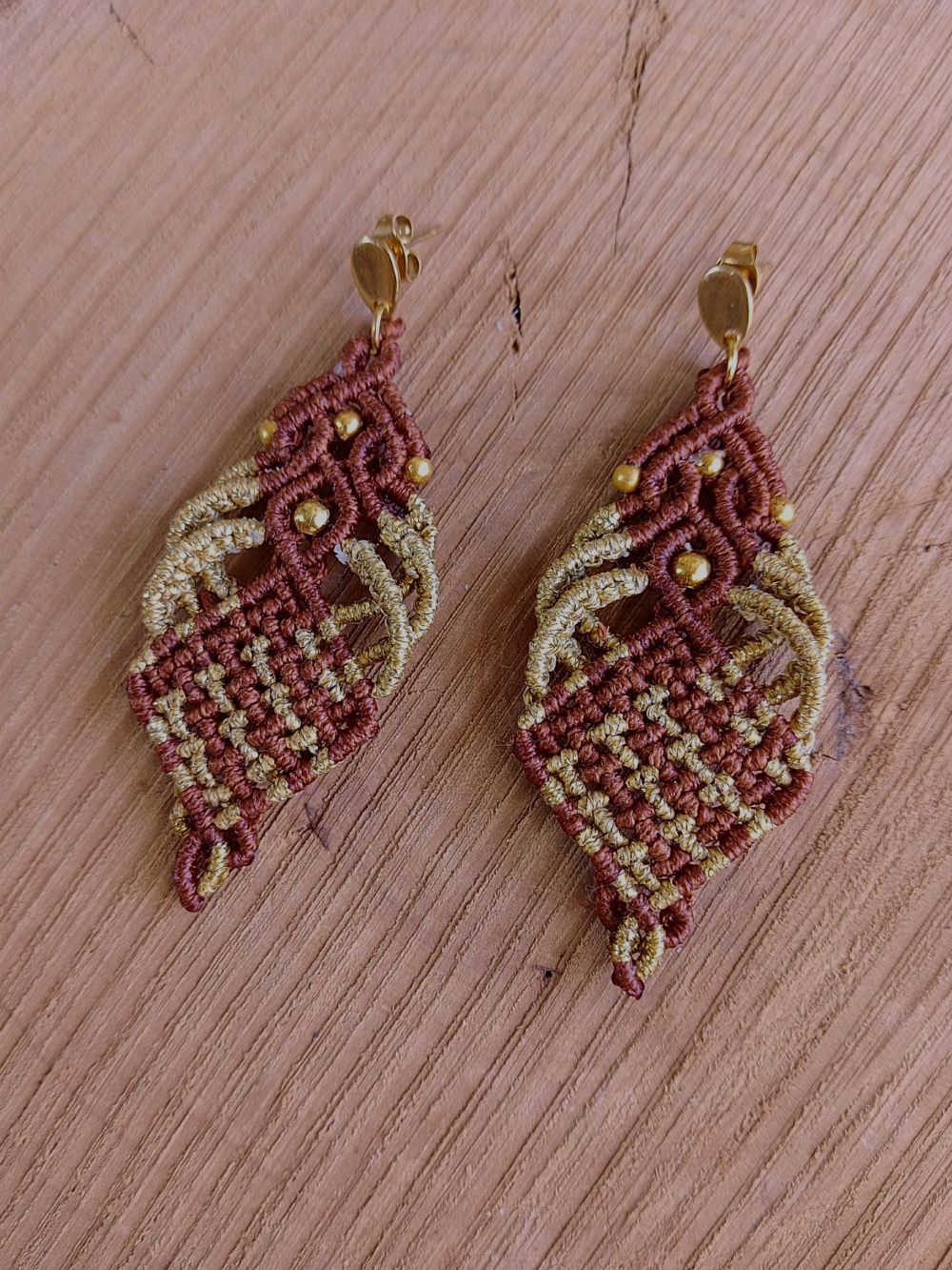 Χειροποίητα μακραμε σκουλαρίκια σε καφέ & χρυσό με χάντρες - Image 2