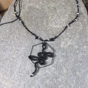 Χειροποίητο μακραμέ κολιέ φίδι μέσα σε ασημί εξάγωνο, με μαύρες και ασημί χάντρες και κορδόνι αυξομείωσης.