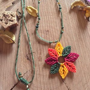 Χειροποίητο μακραμέ κολιέ λουλούδι σε φθινοπωρινές αποχρώσεις. Ρυθμιζόμενο μήκος, με γυάλινες λεπτομέρειες και μοναδική, ζεστή αισθητική