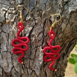 Κόκκινα χειροποίητα μακραμέ σκουλαρίκια με serpentine σχέδιο και χρυσές λεπτομέρειες