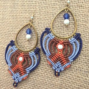 χειροποίητα μακραμέ σκουλαρίκια Aurora Drops σε μπλε και κεραμιδί με ορειχάλκινο δάκρυ και χάντρες