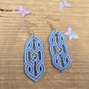 Χειροποίητα μακραμέ σκουλαρίκια σε γαλάζια απόχρωση με ανάγλυφο πλεκτό σχέδιο και μεταλλικές λεπτομέρειες