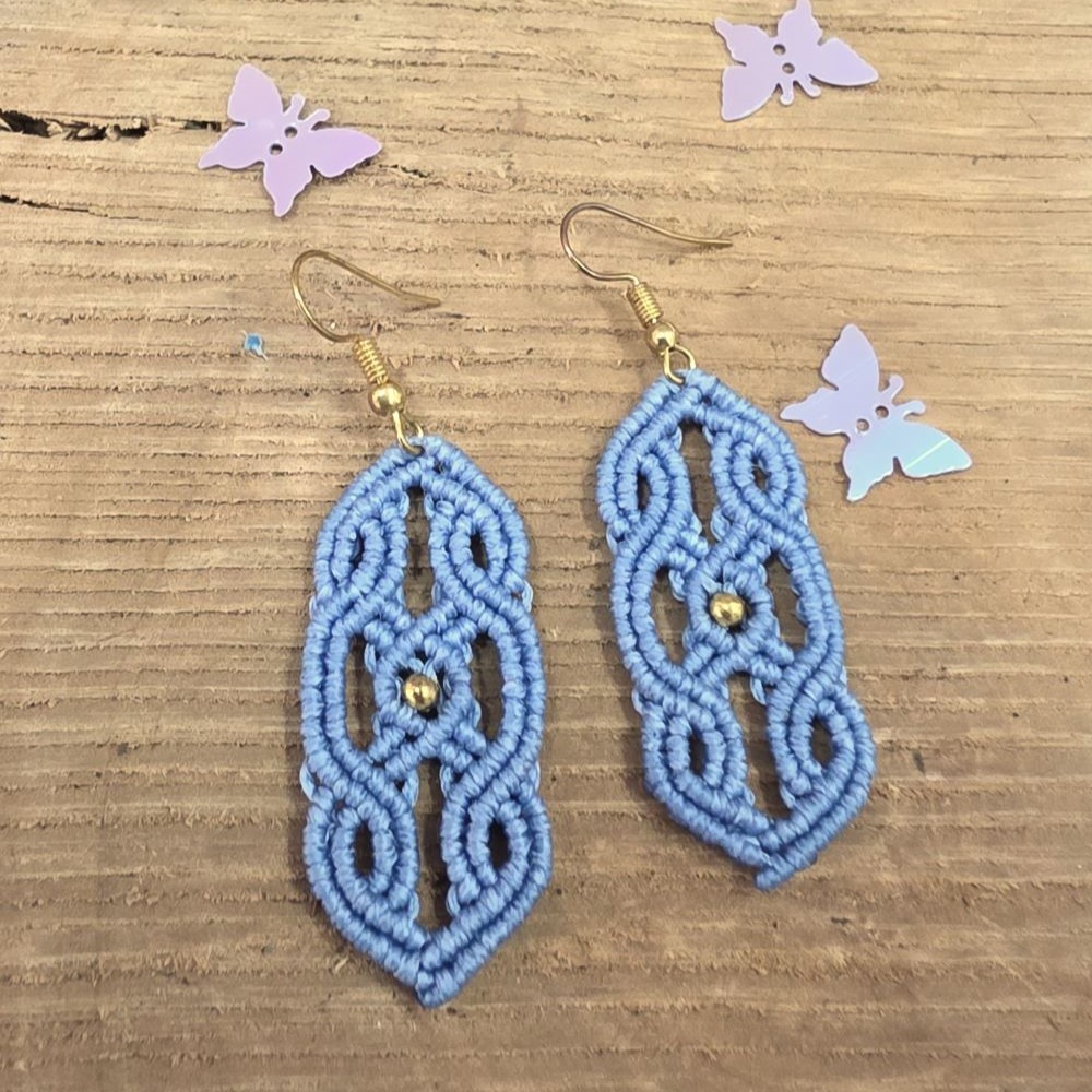 Χειροποίητα μακραμέ σκουλαρίκια σε γαλάζια απόχρωση με ανάγλυφο πλεκτό σχέδιο και μεταλλικές λεπτομέρειες