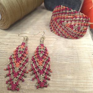 Handmade macramé set με σκουλαρίκια και βραχιόλι σε γήινες κόκκινες και μπεζ αποχρώσεις με μελί χάντρες.