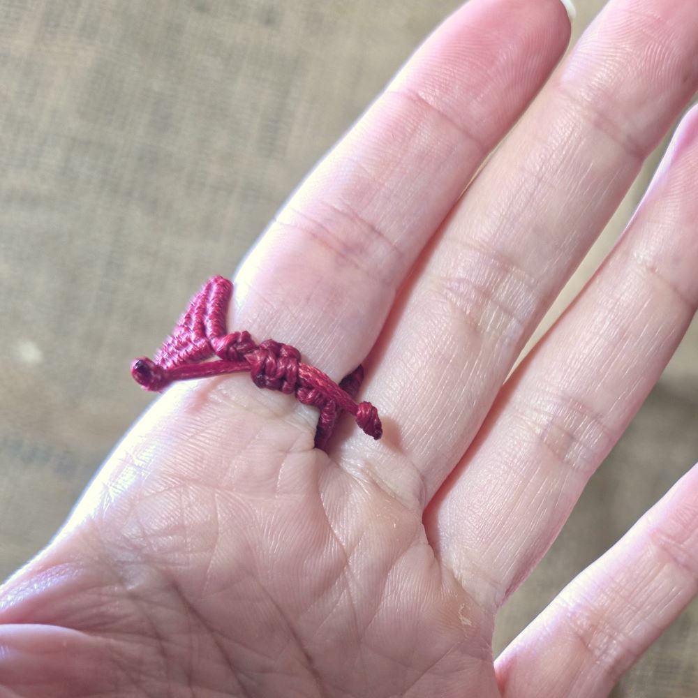 Lucky 26 – Μακραμε δαχτυλίδι με ατσάλινο ρόδι - Image 3