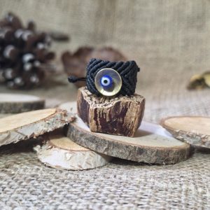 Μαύρο μακραμέ δαχτυλίδι με χειροποίητο ορειχάλκινο μάτι και μπλε χάντρα.