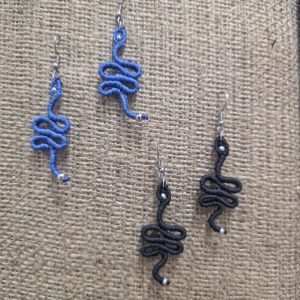 Χειροποίητα μακραμέ σκουλαρίκια σε μπλε και μαύρο με serpentine σχέδιο και ασημί στοιχεία