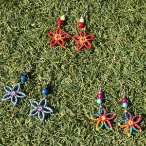 Μακραμέ σκουλαρίκια λουλουδάκια με χαολίτες, μήκους 7 εκ, με ατσάλινα γαντζάκια, σε πολύχρωμα σχέδια.