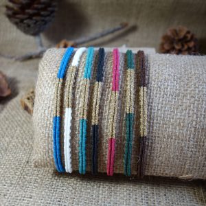 λεπτά μακραμέ βραχιόλια Shimmer Line με χρυσό μεταλλικό νήμα σε διάφορα χρώματα και ρυθμιζόμενο κλείσιμο