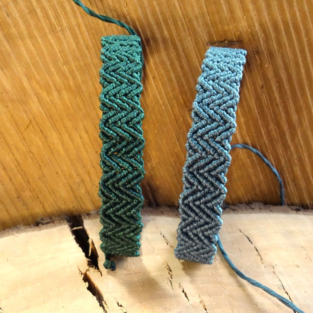 unisex μακραμε βραχιόλια ZigWave σε πράσινο και γκρι με ζιγκ ζαγκ πλέξη και ρυθμιζόμενο κλείσιμο