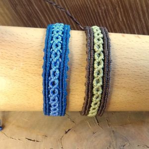 χειροποίητο μακραμέ βραχιόλι unisex Dual Flow σε μπλε και καφέ–λαδί χρώμα με διπλή πλέξη
