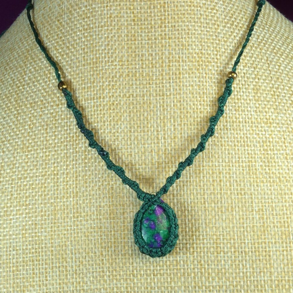 Emerald Heartbeat – Μακραμε κολιέ με Ρουμπίνι σε Ζοισίτη - Image 3