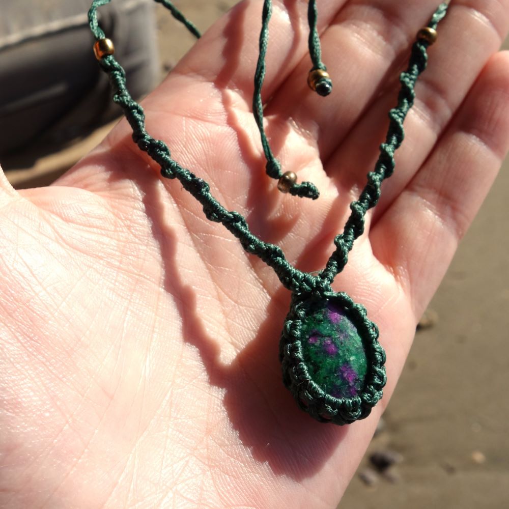 Emerald Heartbeat – Μακραμε κολιέ με Ρουμπίνι σε Ζοισίτη - Image 2