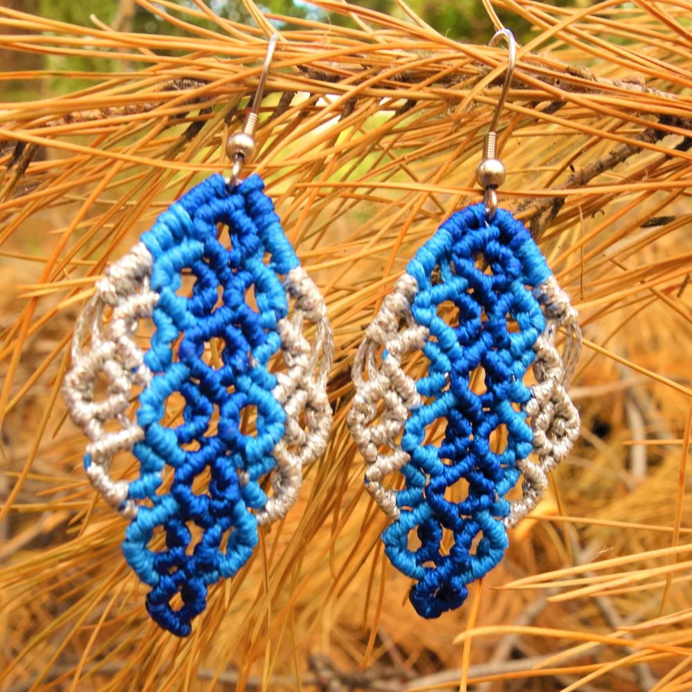 Μακραμέ σκουλαρίκια σε μπλε και ασημί με ανοιχτή πλέξη και ατσάλινα γαντζάκια.