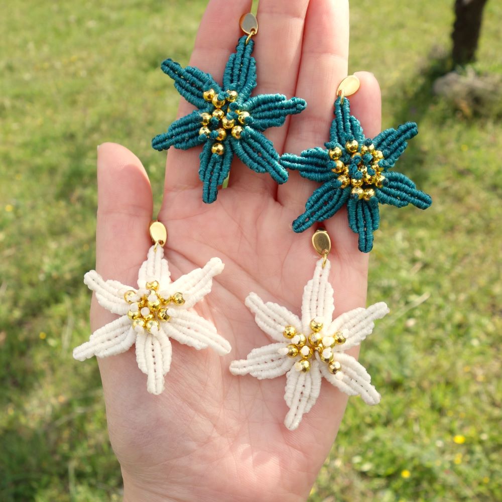 Χειροποίητα μακραμέ σκουλαρίκια λουλούδι με χρυσές χάντρες σε πετρολ και λευκό χρώμα.