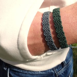 unisex μακραμέ βραχιόλια ZigWave σε πράσινο και γκρι με ζιγκ ζαγκ πλέξη και ρυθμιζόμενο κλείσιμο