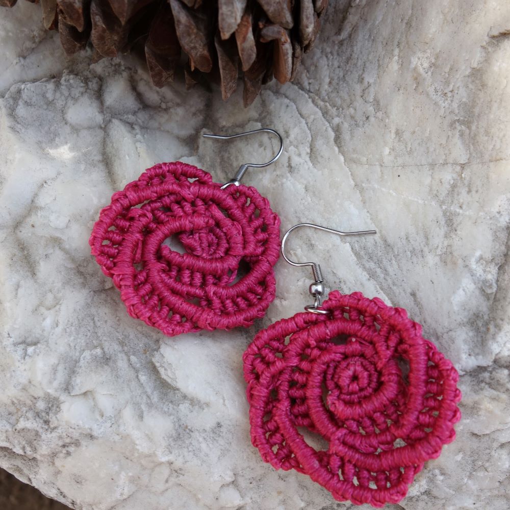 Χειροποίητα φούξια μακραμέ σκουλαρίκια σε σχέδιο τριαντάφυλλου.