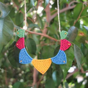 Fiesta Mood πολύχρωμο γεωμετρικό κολιέ. Χειροποίητο boho κομμάτι με πλεκτή υφή, μικρές χάντρες και αυξομειούμενο μήκος.