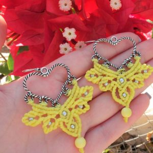 κίτρινα μακραμέ σκουλαρίκια με καρδιά και ασημί χαντρούλες χειροποίητο κόσμημα Sunheart Bloom