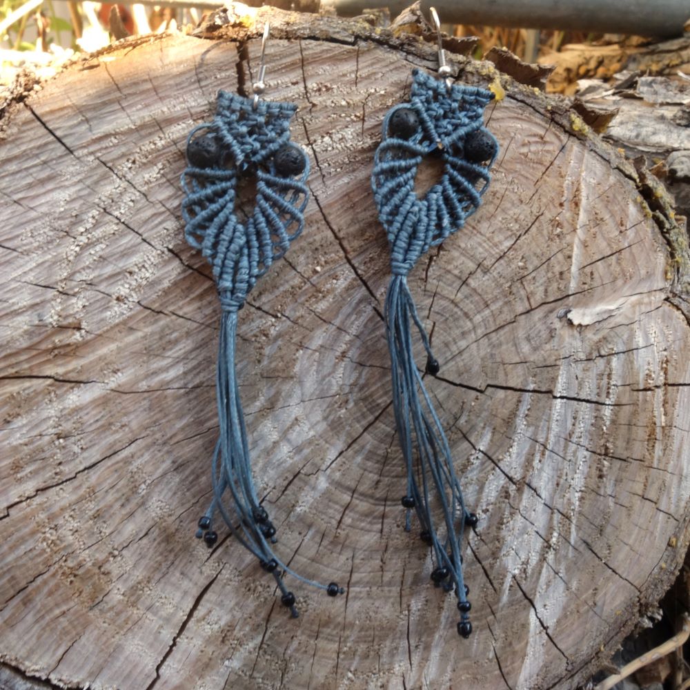 Χειροποίητα μακραμέ σκουλαρίκια κουκουβάγιες με μαύρες χάντρες λάβας και ατσάλινα γαντζάκια. Μήκος 13 εκ.