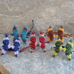 Χειροποίητα μακραμέ δαχτυλίδια πεταλούδες σε χρωματιστές αποχρώσεις με αυξομειούμενο κλείσιμο.