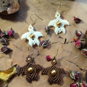 χειροποίητα μακραμέ σκουλαρίκια χελώνα με χρυσή μεταλλική λεπτομέρεια και ατσάλινα γαντζάκια σε καφε και λευκό