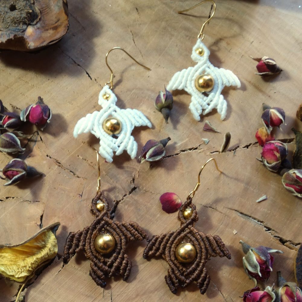 χειροποίητα μακραμέ σκουλαρίκια χελώνα με χρυσή μεταλλική λεπτομέρεια και ατσάλινα γαντζάκια σε καφε και λευκό