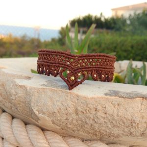 μακραμε βραχιόλι ποδιού και μπράτσου Desert Crown σε καφέ απόχρωση με χρυσές χάντρες και λεπτοδουλεμένη πλέξη