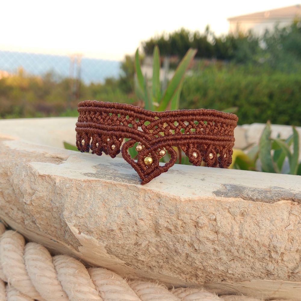 μακραμε βραχιόλι ποδιού και μπράτσου Desert Crown σε καφέ απόχρωση με χρυσές χάντρες και λεπτοδουλεμένη πλέξη