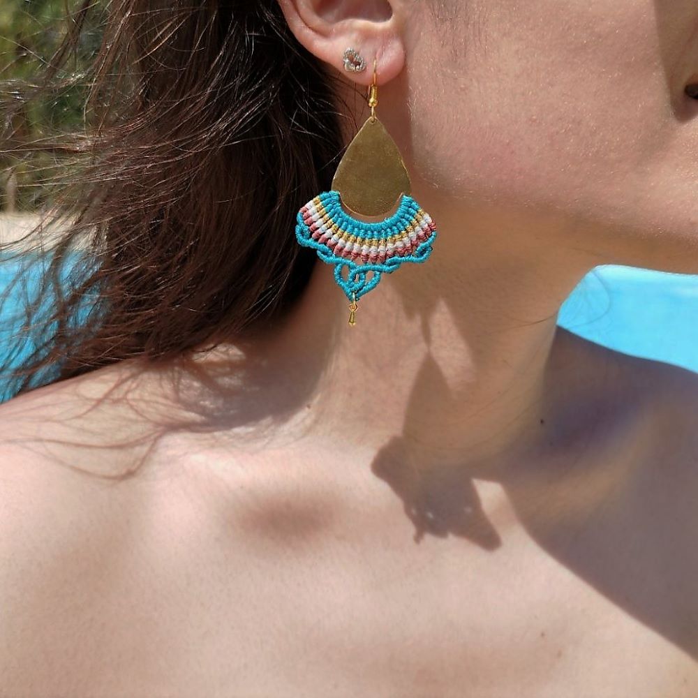 Brass Flow – Χειροποίητα μακραμε σκουλαρίκια με ορειχάλκινη σταγόνα - Image 3