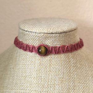 Χειροποίητο μακραμέ τσόκερ σε σομόν με πέτρα Μάτι Τίγρης και κλείσιμο αυξομείωσης