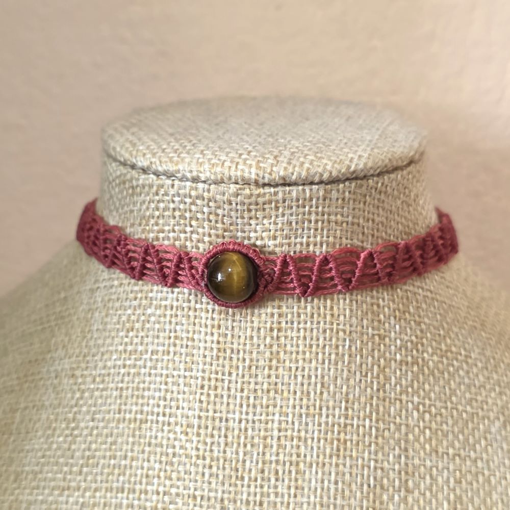 Χειροποίητο μακραμέ τσόκερ σε σομόν με πέτρα Μάτι Τίγρης και κλείσιμο αυξομείωσης