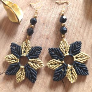 Χειροποίητα μακραμέ σκουλαρίκια με κυκλικό μοτίβο φύλλων σε μαύρο και χρυσό, με ατσαλινα γαντζάκια και μαύρες χάντρες